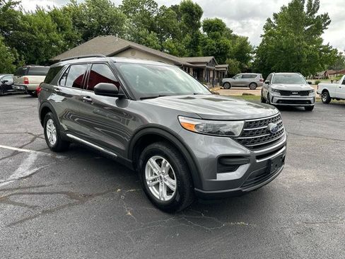 Used 2022 Ford Explorer XLT AWD/4WD image 3