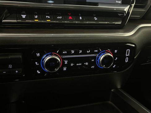 Used 2024 GMC Sierra 2500 SLT w/ SLT Premium Package image 18