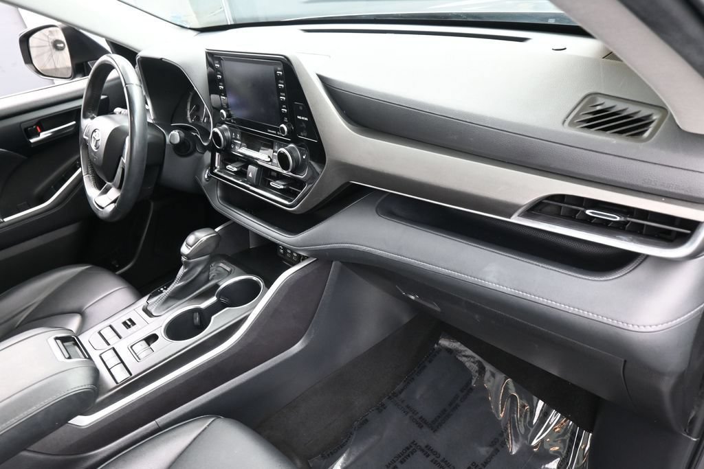 Used 2022 Toyota Highlander XLE AWD/4WD image 44