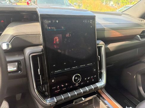 Used 2025 GMC Yukon XL Denali AWD/4WD image 12