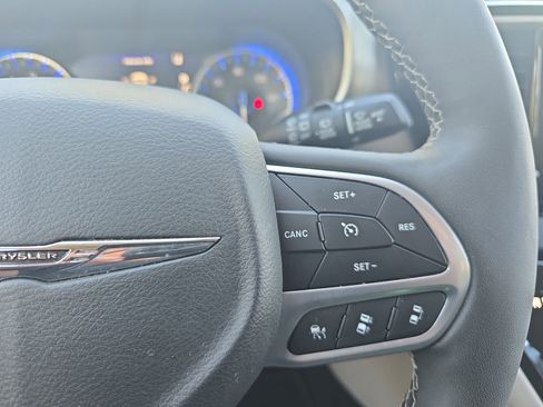 Used 2024 Chrysler Pacifica Touring-L image 18