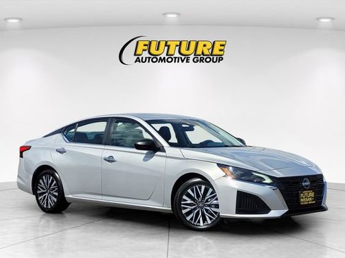 Certified 2025 Nissan Altima 2.5 SV FWD image 1