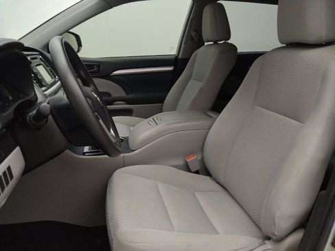 Used 2019 Toyota Highlander LE AWD/4WD image 17