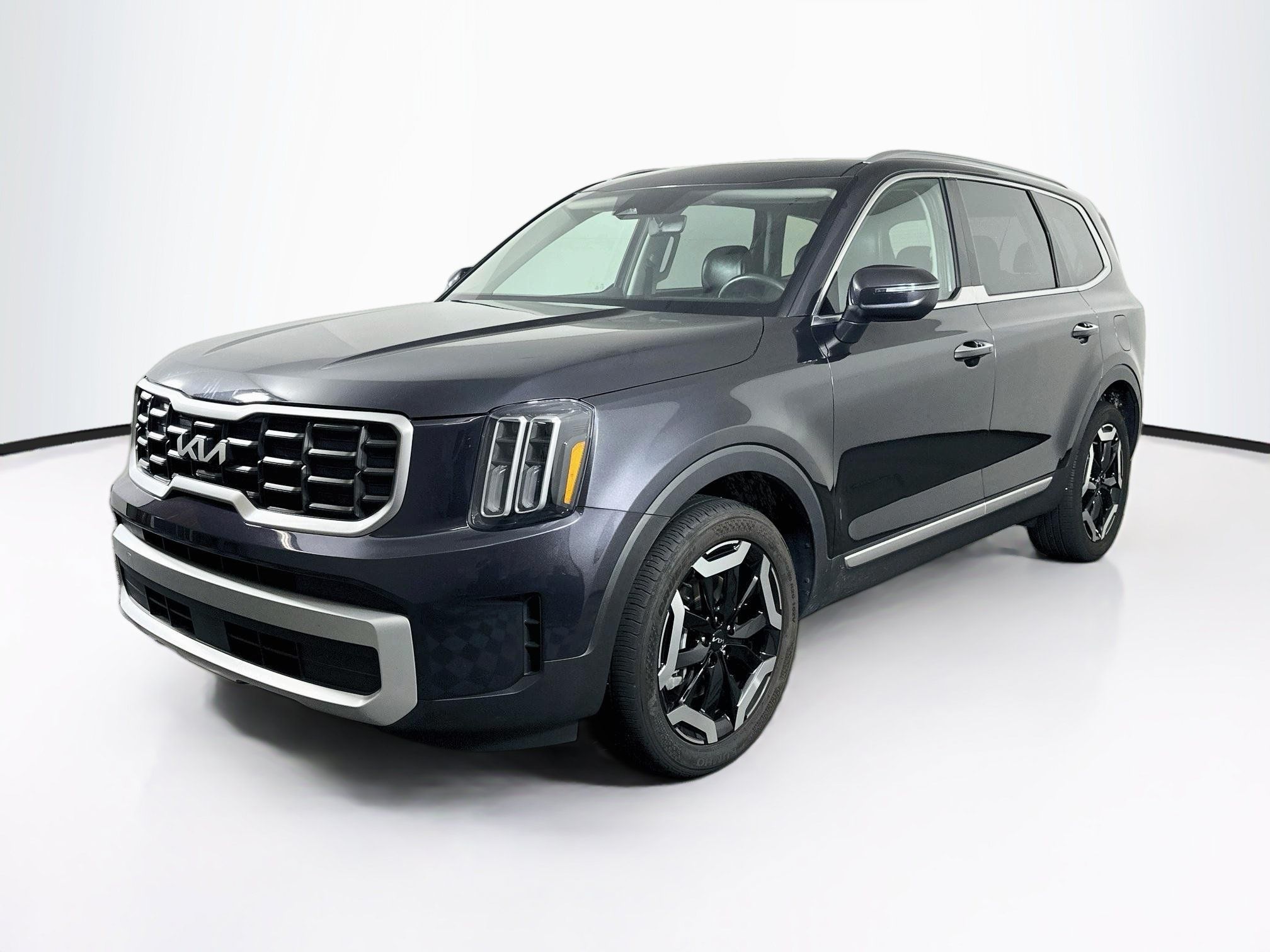 Used 2025 Kia Telluride S FWD image 3