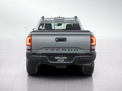 Used 2018 Toyota Tacoma TRD Off-Road AWD/4WD image 4
