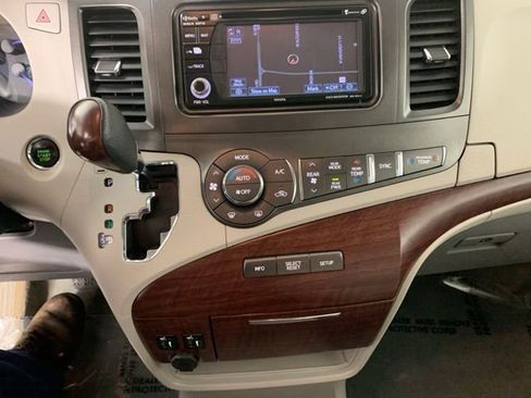 Used 2013 Toyota Sienna XLE AWD/4WD image 25