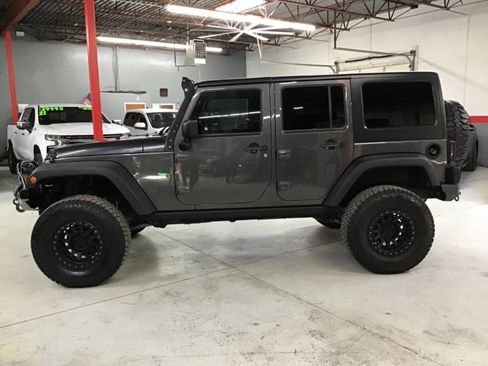 Used 2018 Jeep Wrangler Unlimited Rubicon w/ Connectivity Group AWD/4WD image 6