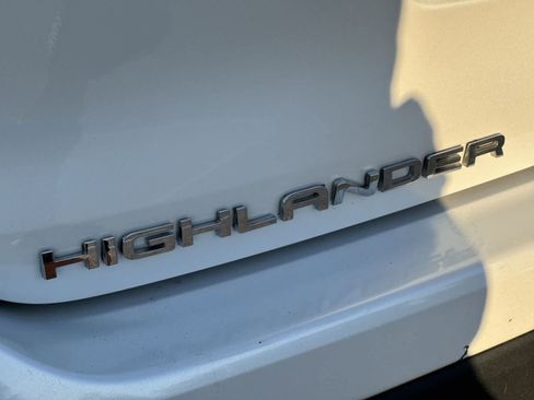 Used 2022 Toyota Highlander LE AWD/4WD image 19