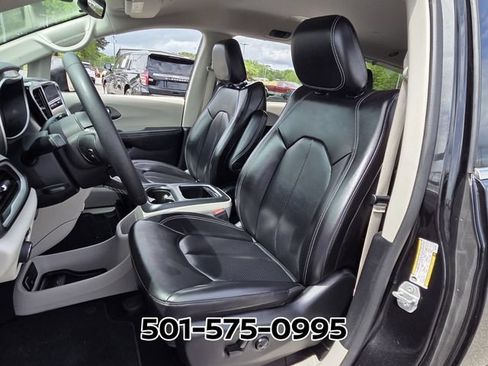 Used 2023 Chrysler Pacifica Touring-L FWD image 7