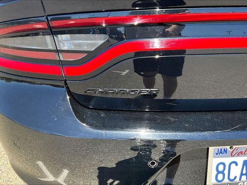 Used 2017 Dodge Charger SE w/ Blacktop Package RWD image 9