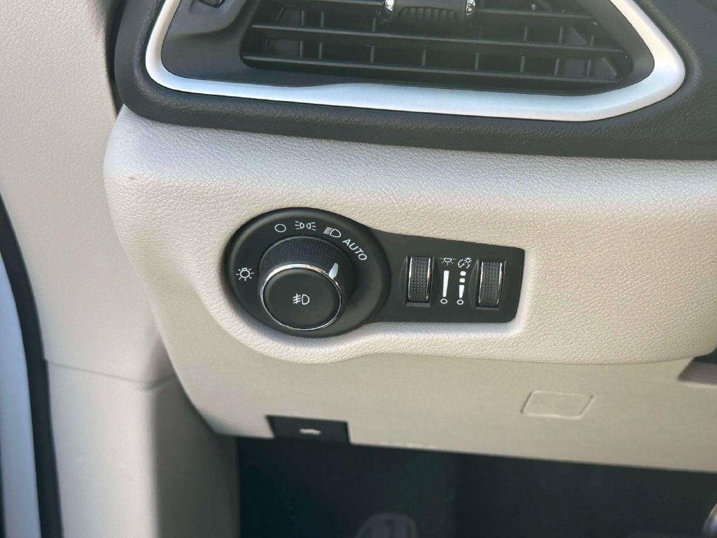 Used 2023 Chrysler Pacifica Touring-L FWD image 20