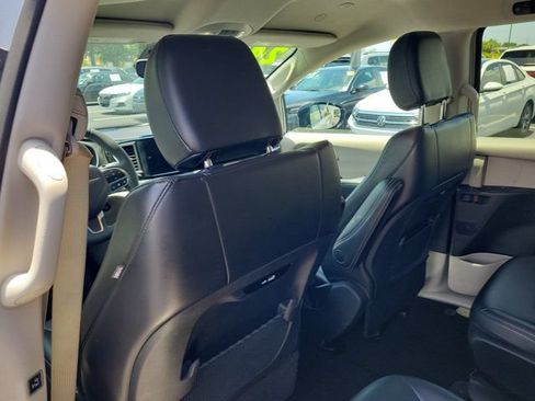 Used 2024 Chrysler Pacifica Limited FWD image 13