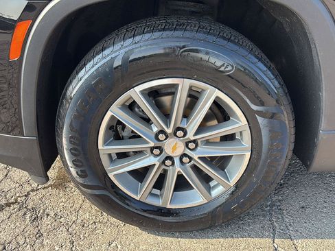 Used 2023 Chevrolet Traverse LT FWD image 3