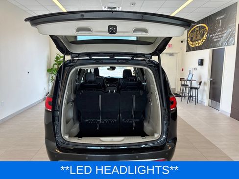 Used 2023 Chrysler Pacifica Touring-L FWD image 11
