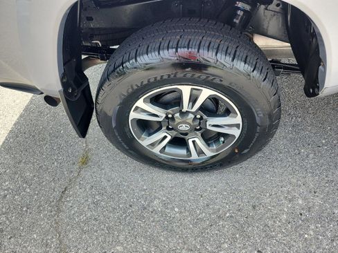 Used 2017 Toyota Tacoma TRD Sport w/ Tow Package RWD image 6