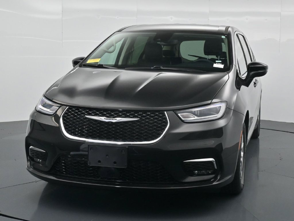 Used 2023 Chrysler Pacifica Touring-L FWD image 2