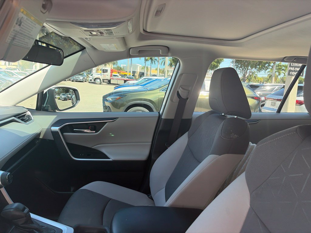 Used 2021 Toyota RAV4 XLE w/ Convenience Package AWD/4WD image 15