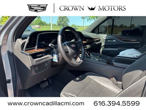 Used 2024 Cadillac Escalade Premium Luxury AWD/4WD image 13