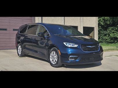 Used 2025 Chrysler Pacifica Select