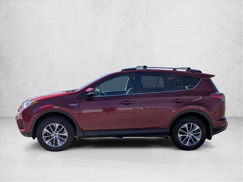 Used 2018 Toyota RAV4 LE image 9