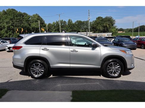 Used 2019 Toyota Highlander XLE AWD/4WD image 11