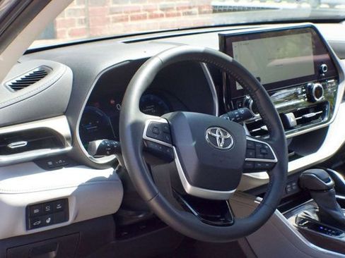 Used 2023 Toyota Highlander Limited AWD/4WD image 21