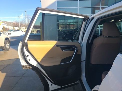 Used 2020 Toyota RAV4 XLE image 14