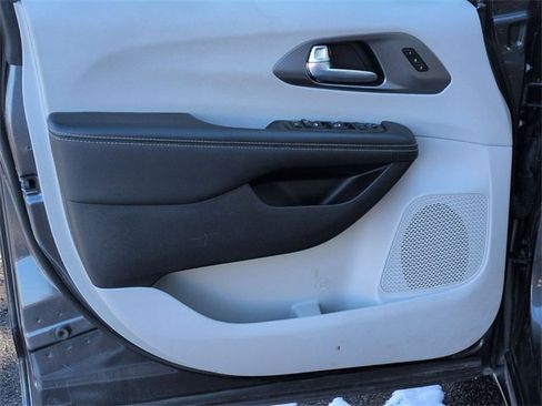 Used 2023 Chrysler Pacifica Touring-L image 24