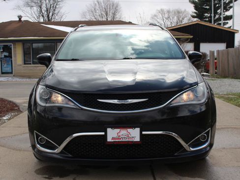 Used 2017 Chrysler Pacifica Touring-L Plus w/ Tire & Wheel Group image 3