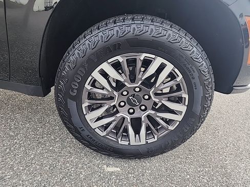 Used 2025 Chevrolet Suburban Z71 image 4