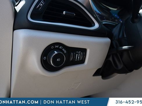 Used 2023 Chrysler Pacifica Touring-L FWD image 14