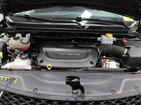 Used 2023 Chrysler Pacifica Touring-L FWD image 13