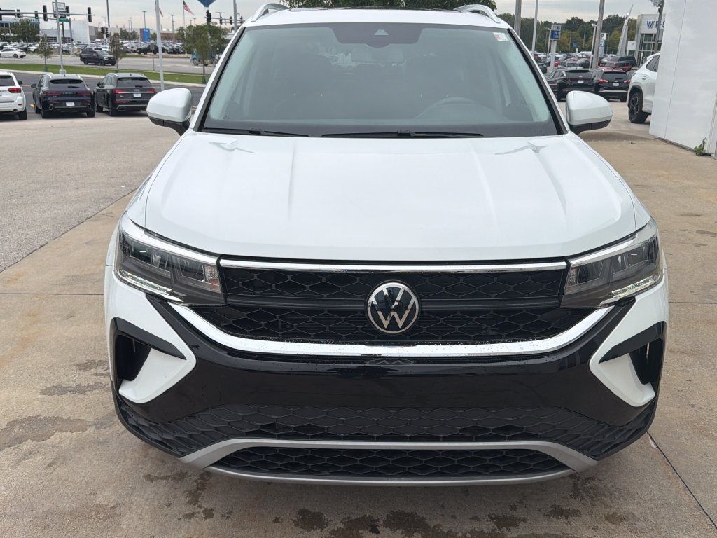 Used 2022 Volkswagen Taos SE FWD image 2
