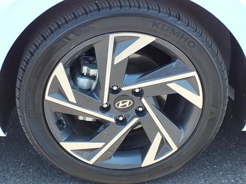 Certified 2025 Hyundai Elantra Sport FWD image 9
