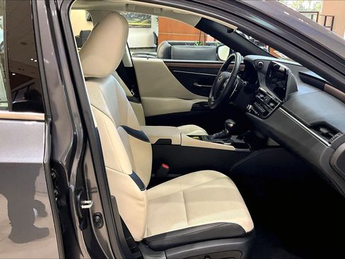 Used 2025 Lexus ES 300h w/ Premium Package image 8
