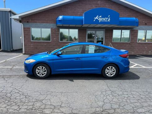 Used 2017 Hyundai Elantra SE FWD image 3