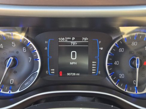 Used 2017 Chrysler Pacifica Touring FWD image 17
