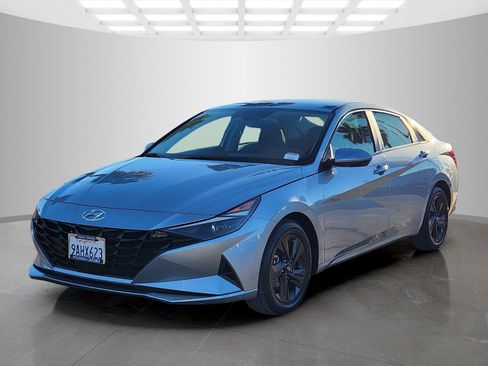 Certified 2022 Hyundai Elantra SEL w/ Convenience Package image 3