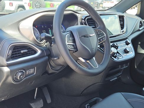 New 2026 Chrysler Pacifica Select image 10