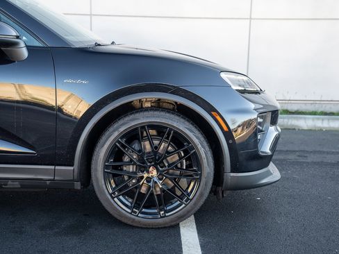 Certified 2025 Porsche Macan Electric image 9