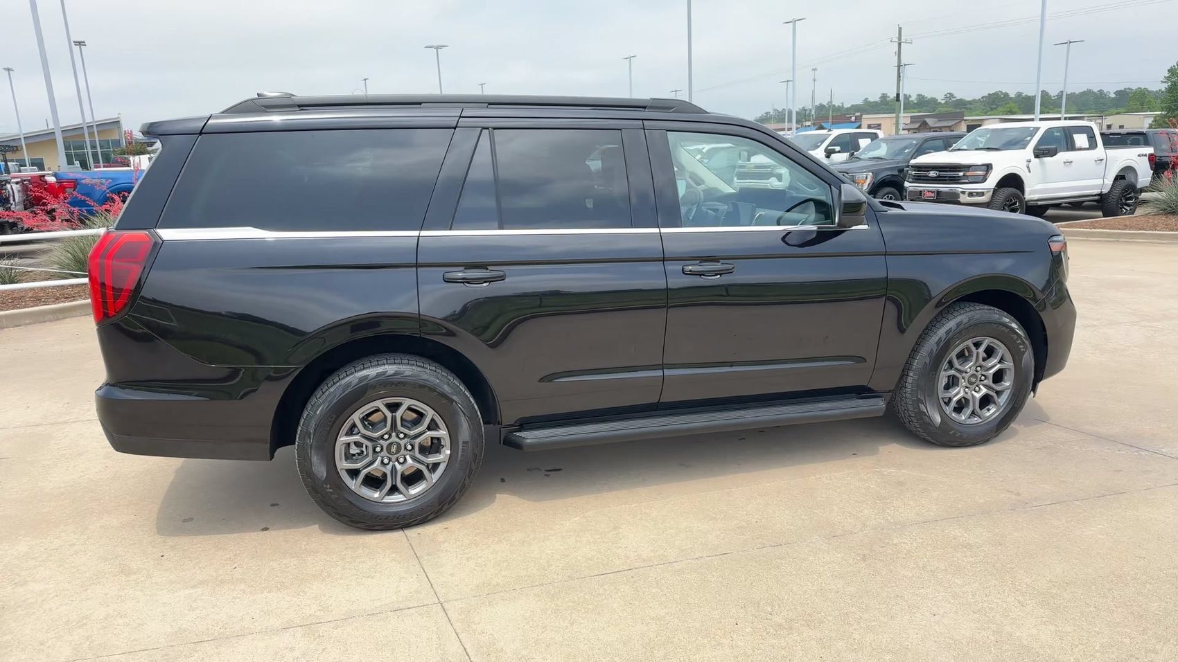 Used 2025 Ford Expedition Active AWD/4WD image 9