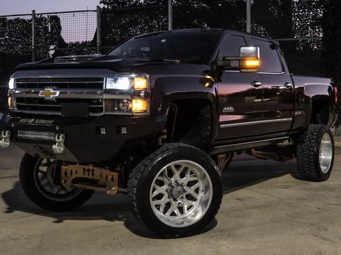 Used 2018 Chevrolet Silverado 2500 High Country w/ Duramax Plus Package image 4