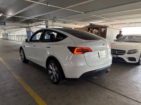 Used 2022 Tesla Model Y Long Range AWD/4WD image 4