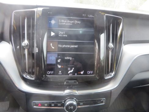 Used 2018 Volvo XC60 T6 Momentum w/ Convenience Package image 22