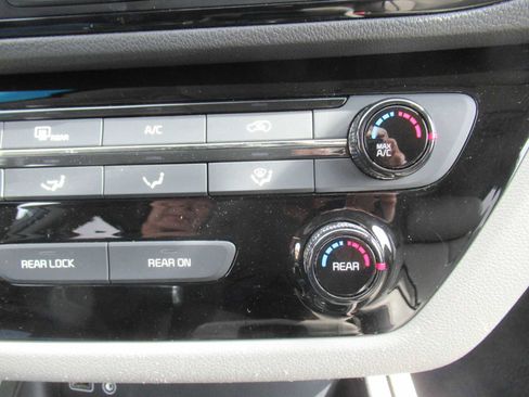 Used 2018 Kia Sedona LX w/ LX Essentials Premium Package image 32