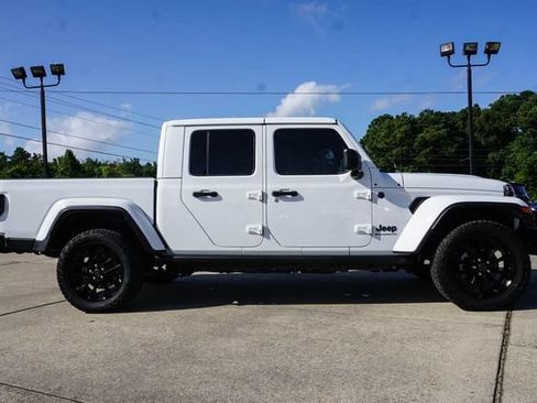 Used 2025 Jeep Gladiator Sport AWD/4WD image 3