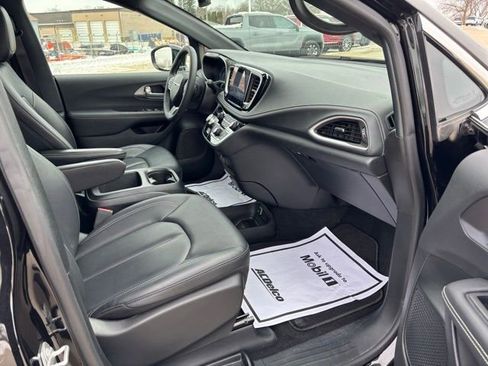 Used 2025 Chrysler Pacifica Select image 25