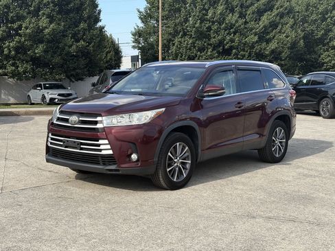 Used 2019 Toyota Highlander XLE FWD image 2