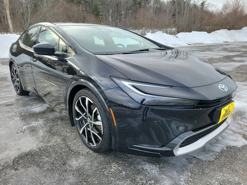 Used 2024 Toyota Prius Prime SE image 3