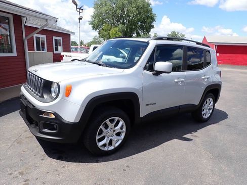 Used 2017 Jeep Renegade Latitude AWD/4WD image 3